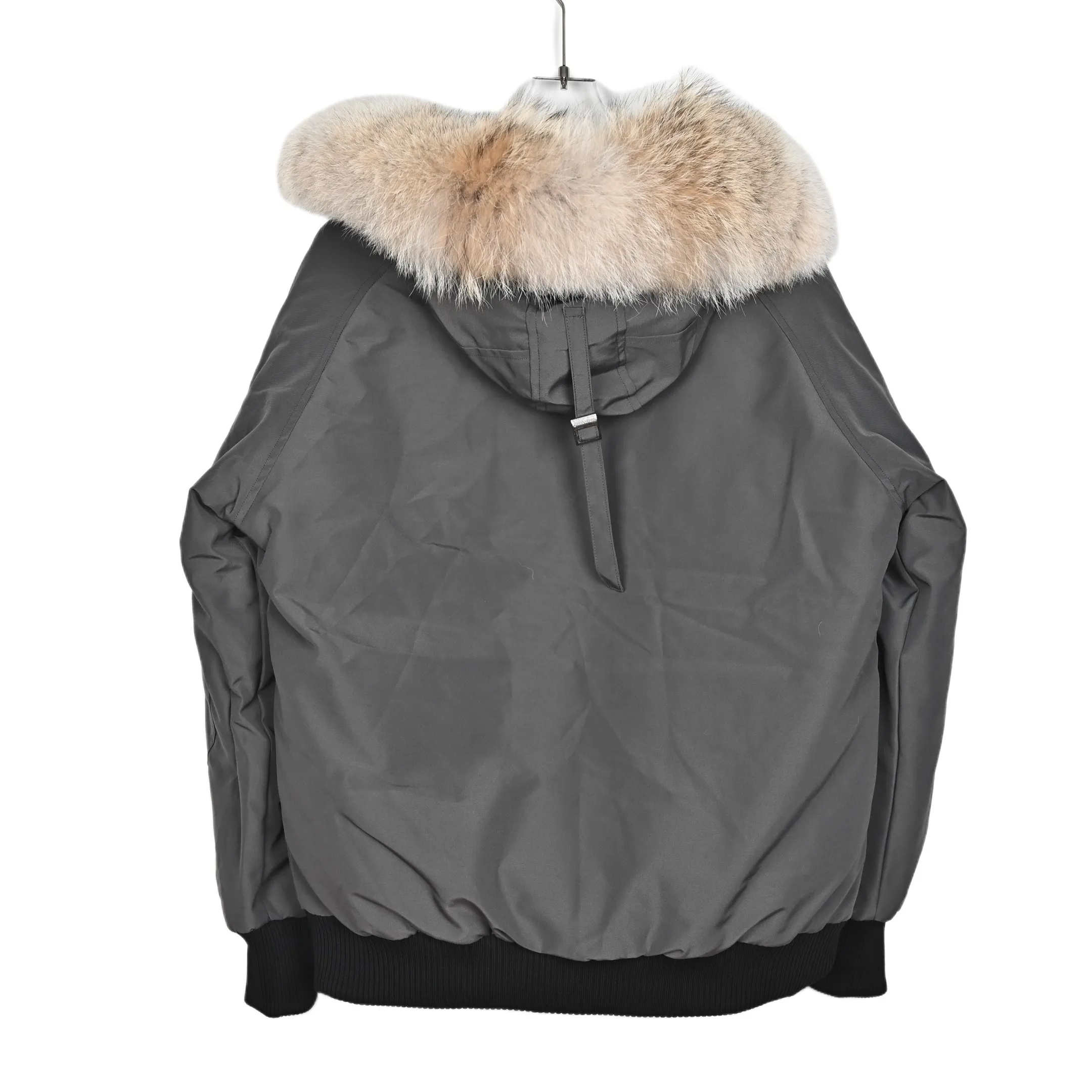 P720 𝐂𝐚𝐧𝐚𝐝𝐚 𝐆𝐨𝐨𝐬𝐞 𝐄𝐱𝐩𝐞𝐝𝐢𝐭𝐢𝐨𝐧 𝟕𝟗𝟗𝟗𝐌 Canada Goose Model 01 Short Down Jacket 🔝Product color: black, off-white, graphite gray, navy blue, sky blue 🔝Product size: XS S M L 2️⃣Exclusively customized 18-count fabrics with the same ZP. Using "Arctic Tech" fabric technology, the outer fabric is 84.5% polyester fiber and 15.5% cotton, the lining is 100% cotton fiber, and the padding is 100% polyester fiber. It is durable, waterproof, windproof, cold-resistant and warm. 3️⃣The lining is made of 40D Nylon AC oil-based glue, with level 5 single-dye fastness. The collar flannel is made of original high-density mercerized velvet, and the pocket fabric is made of elastic high-density polar fleece, which is soft and skin-friendly. The bile cloth is made of 330T polyester anti-velvet No. 7 needle to prevent lint from running away. If there is lint running away, it will be given away for free! 4️⃣The JUKI large-scale sewing machine imported from Japan is professional in stitching and seaming. It completely follows the original 106 stitches on the whole piece of clothing and is reinforced throughout. The length of each jujube follows the original one and is fixed at 1-1.1cm. The density and length are the same as the original one. 5���⃣Yoshida YKK original zipper, Y-shaped double hook Velcro, and the cuffs are made of custom thickened seamless threads. This year, high-elastic spandex gold thread is added to the cuff thread to increase elasticity and strength. From fabrics and gallbladders to buttons and drawstrings, all are custom-developed and authentic. 6️⃣The imported Tajima embroidery machine is used to customize the chest logo with thousands of needles. The pattern is full and three-dimensional, and it is infinitely close to the original product. 7. The fur collars are made from western coyote skins imported from Canada. We purchased 10,000 top-quality fur collars in the spring. The width of the fur collars is 14cm and the length is 55cm. This winter, the quality of the fur collars will be stable throughout the season, eliminating the uneven quality of fur collars in the middle and later stages! 7️⃣Packaging is in a three-dimensional handbag with cards included. It’s more impressive to give it away and keep it for yourself.